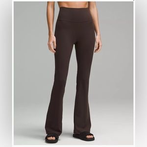 Lululemon - Groove Super-High-Rise Flared Pant
Nulu *Regular - 16 - Brown